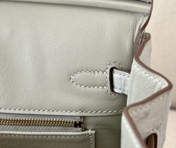 Birkin 25 Ostrich Gris Perle(80) Gold Hardware - Image 11