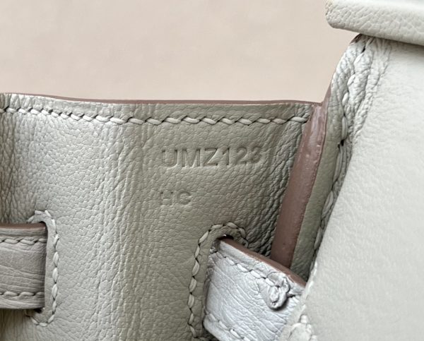 Birkin 25 Ostrich Gris Perle(80) Gold Hardware - Image 9
