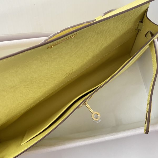 Kelly Cut 31 Epsom Jaune Poussin  (1Z) Gold Hardware - Image 3