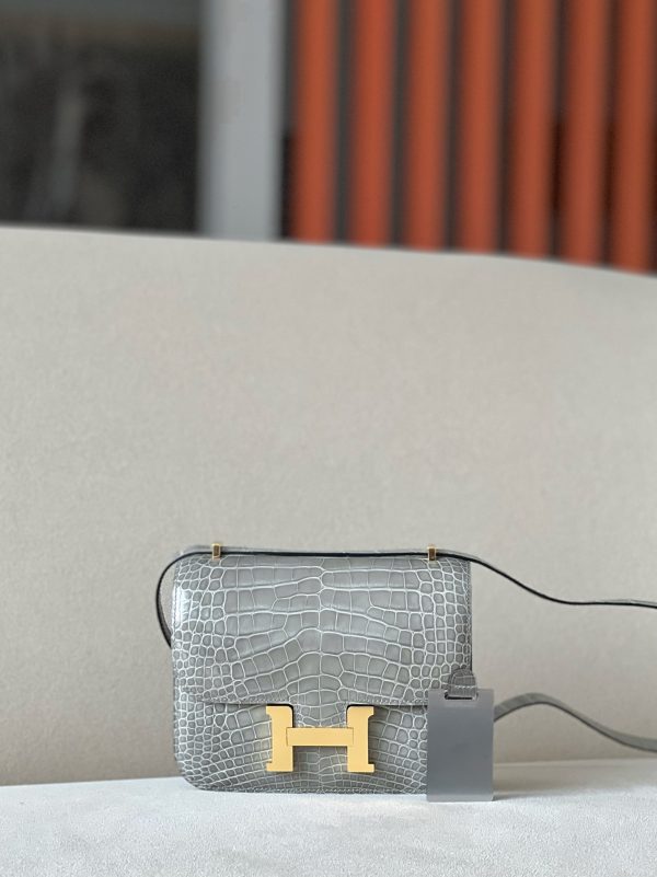 Constance 19 Shiny Alligator Gris Tourterelle (81) Gold Hardware