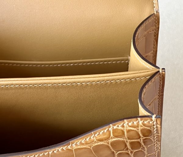 Constance 19 HSS Matte Alligator Caremel (28),Beige Sable(1I)  And Vert Cactus(1L)  Crocs Hardware - Image 9