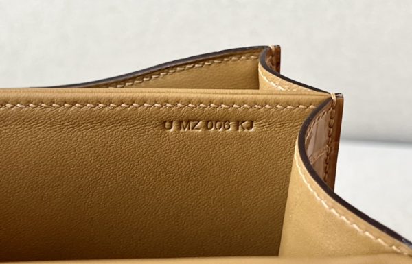 Constance 19 HSS Matte Alligator Caremel (28),Beige Sable(1I)  And Vert Cactus(1L)  Crocs Hardware - Image 8