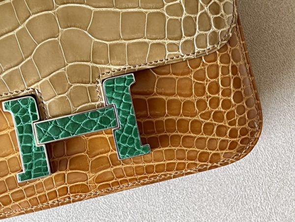 Constance 19 HSS Matte Alligator Caremel (28),Beige Sable(1I)  And Vert Cactus(1L)  Crocs Hardware - Image 7