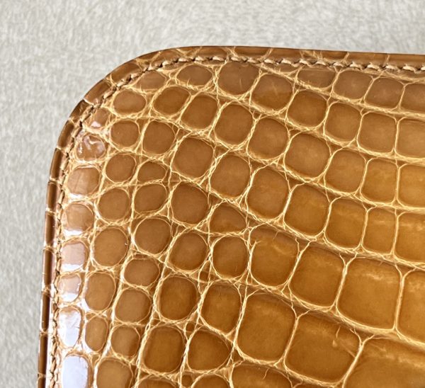 Constance 19 HSS Matte Alligator Caremel (28),Beige Sable(1I)  And Vert Cactus(1L)  Crocs Hardware - Image 4