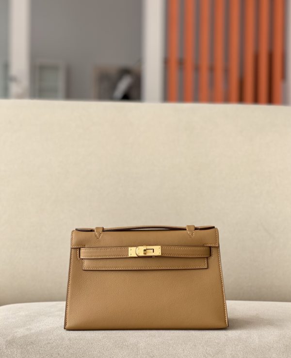 Kelly Pochette Swift Biscuit (4B) Gold Hardware