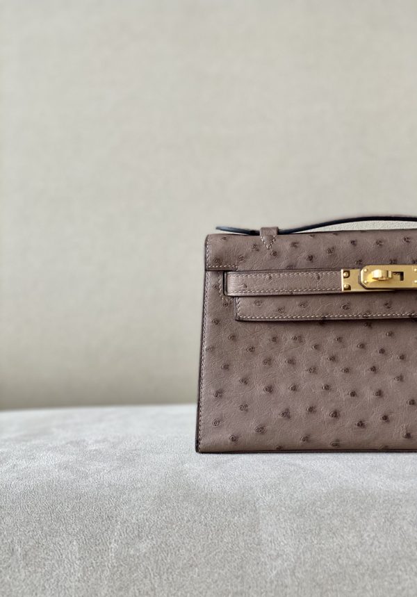 Kelly Pochette Ostrich Gris Tourterelle (81) Gold Hardware - Image 11